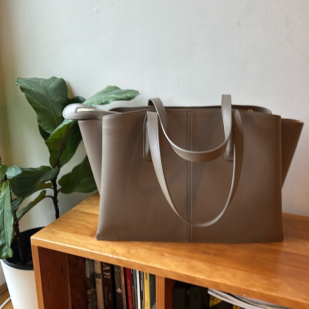 Like New! Freya New York Paloma Tote in Taupe